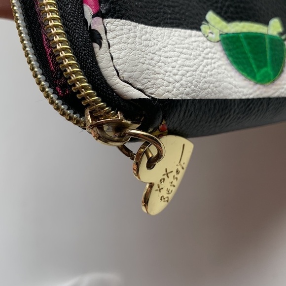 BETSY Johnson Crossbody Bag - Picture 16 of 17